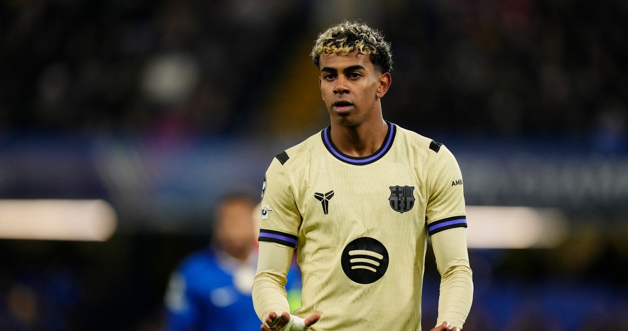 Zdjęcie przedstawiające Lamine Yamala i Anthony'ego Gordona w koszulkach FC Barcelony.