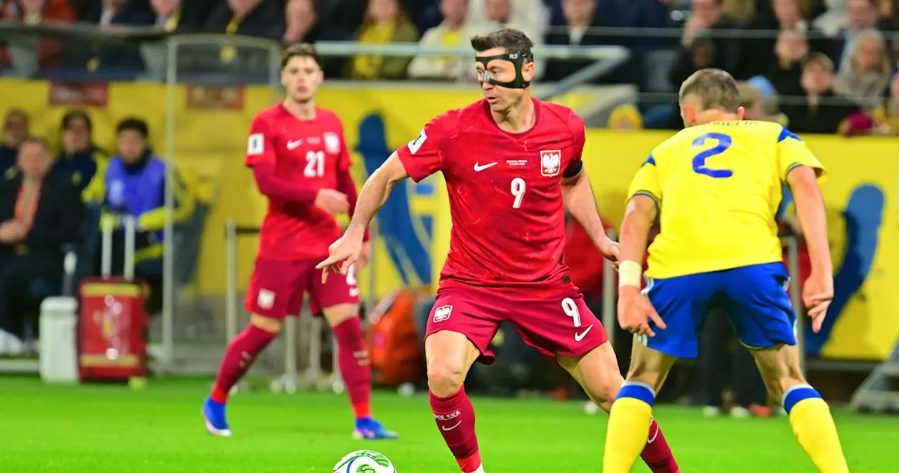 Piłkarze reprezentacji Polski w akcji na boisku podczas meczu piłki nożnej.
