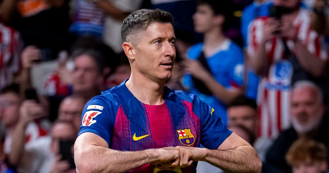 Robert Lewandowski podczas wizyty w Chicago, uśmiechnięty, z tłem nawiązującym do klubu Chicago Fire.