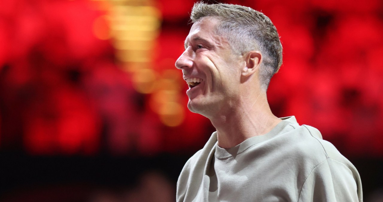 Robert Lewandowski wysiada z samolotu w Chicago, witany przez banery Chicago Fire.