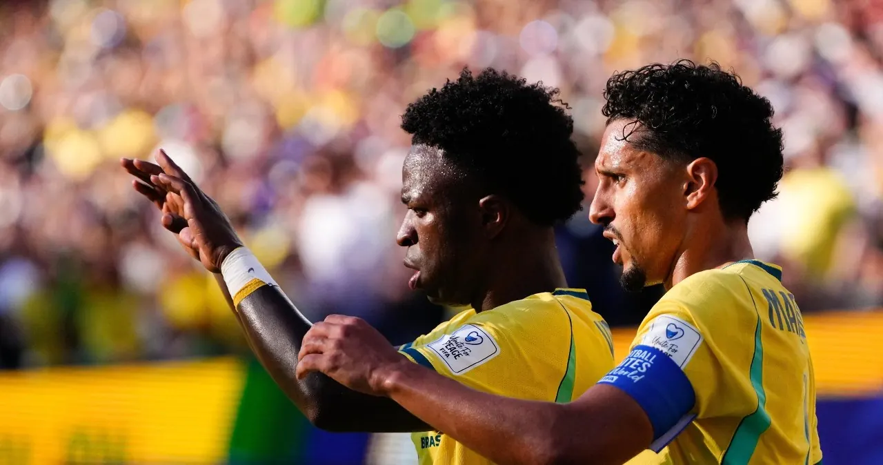 Piłkarze Brazylii i Maroka walczący o piłkę na stadionie MetLife podczas meczu otwarcia mundialu.