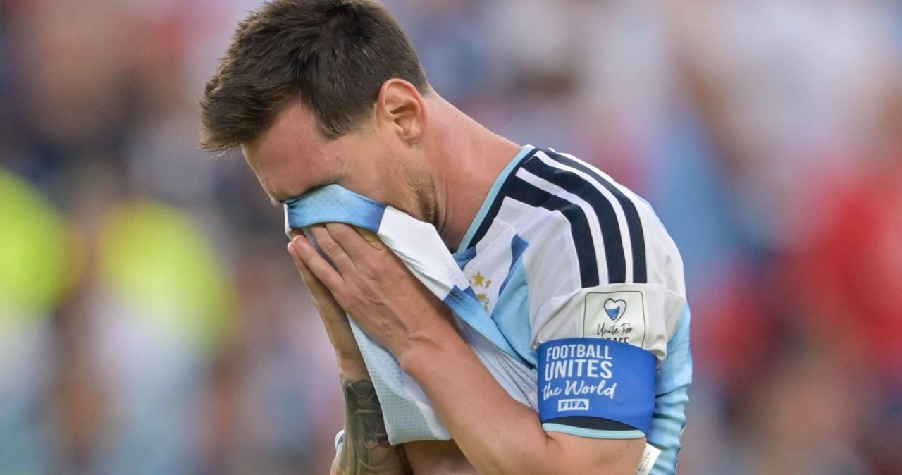 Lionel Messi z widocznym wzruszeniem na twarzy podczas meczu Mistrzostw Świata w piłce nożnej.