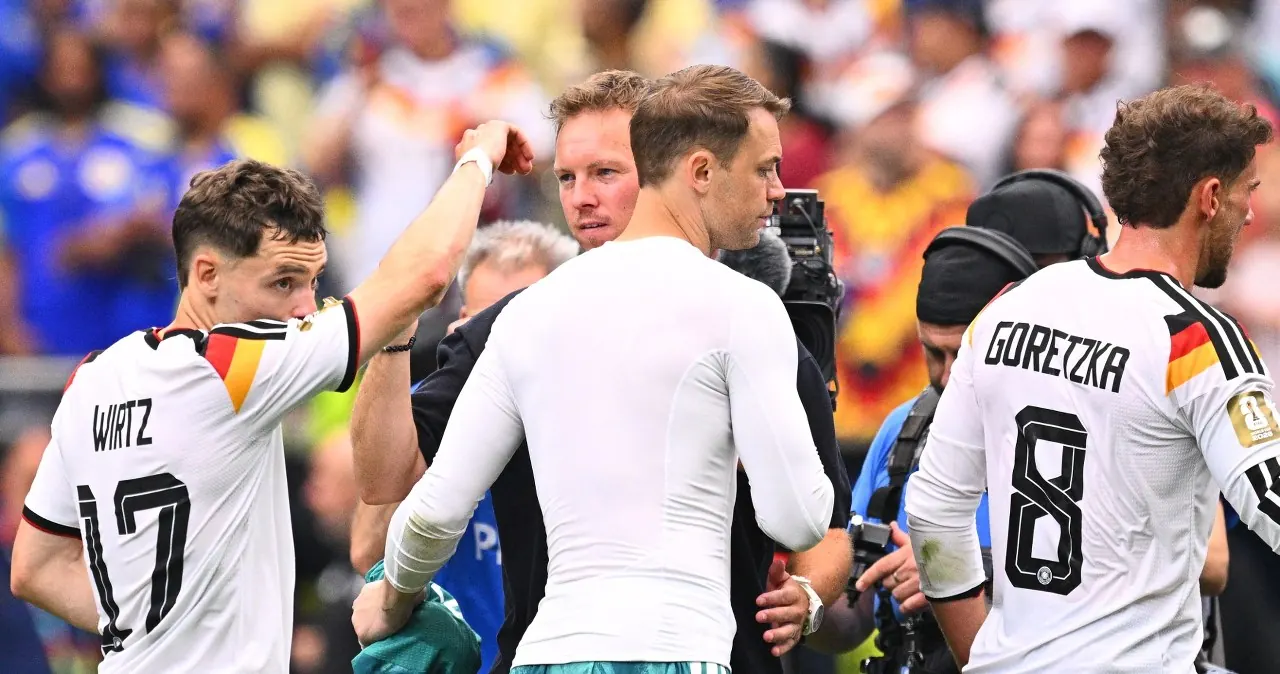 Manuel Neuer w bramkarskim stroju, broniący bramki podczas meczu Mistrzostw Świata.