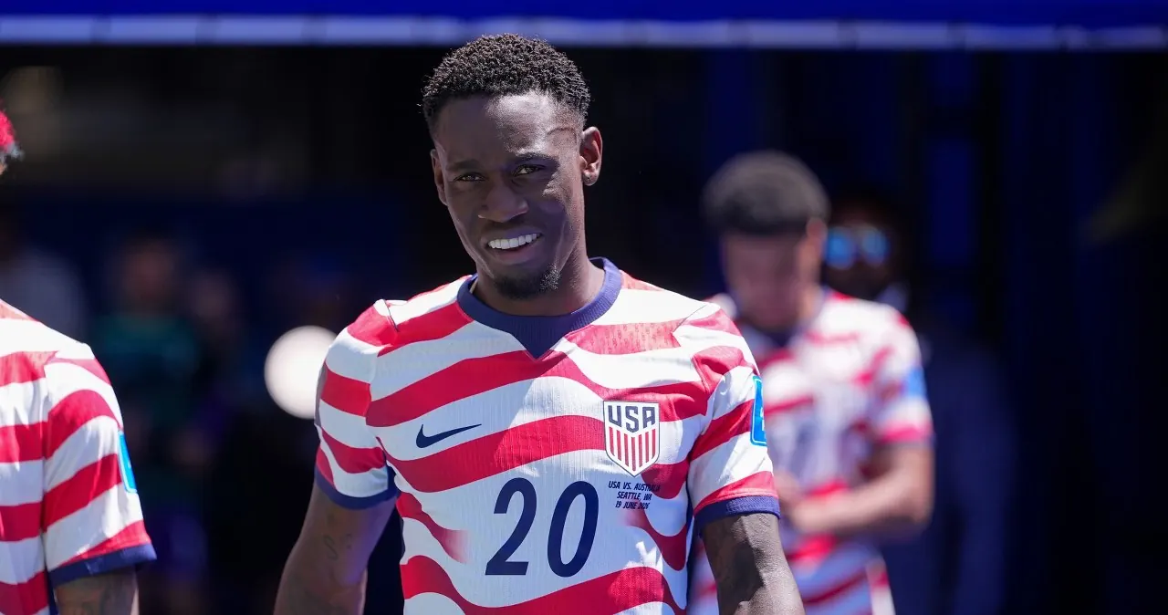 Piłkarze reprezentacji USA celebrujący zwycięstwo na stadionie podczas meczu Mundialu 2026.
