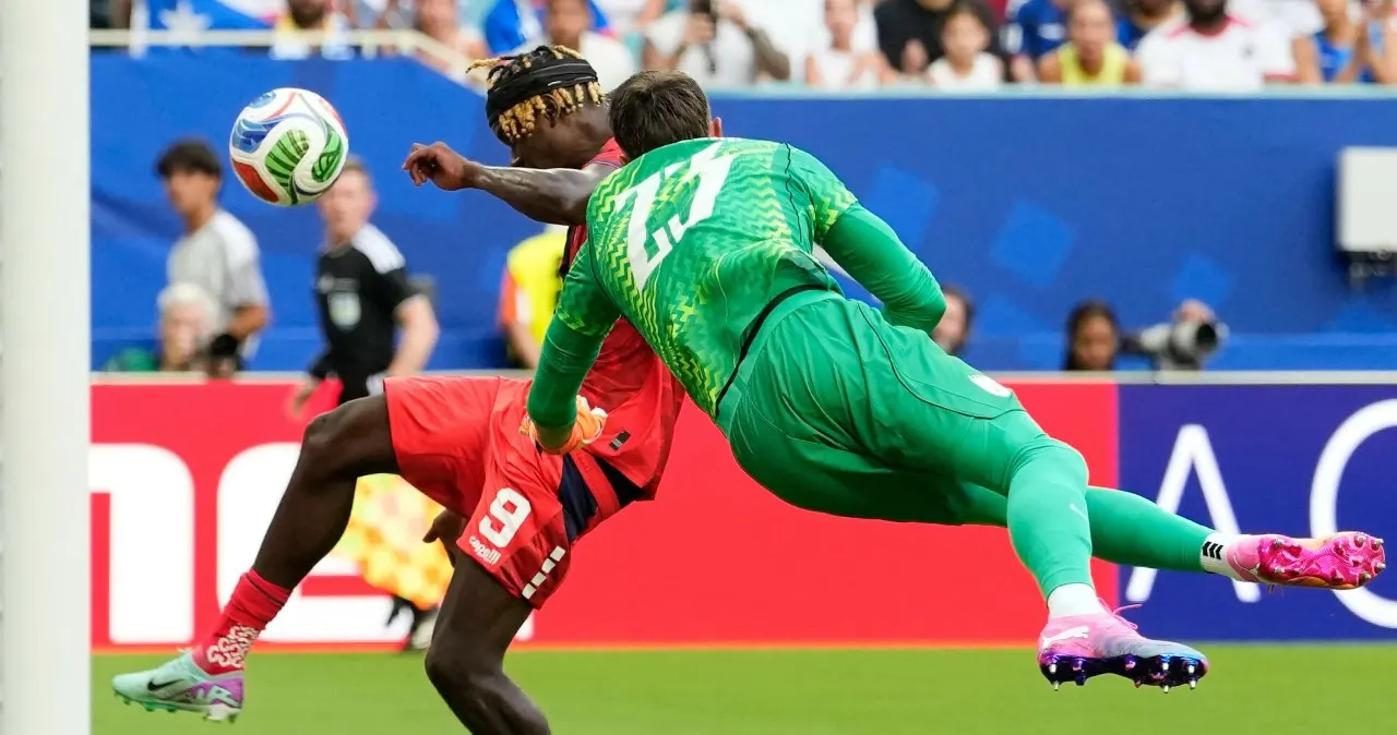 Fernando Muslera, bramkarz Urugwaju, podczas interwencji na boisku, w tle zawodnicy Republiki Zielonego Przylądka.