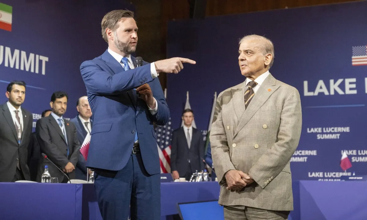 Dyplomaci z USA i Iranu przy stole negocjacyjnym w Szwajcarii, z flagami obu krajów w tle.
