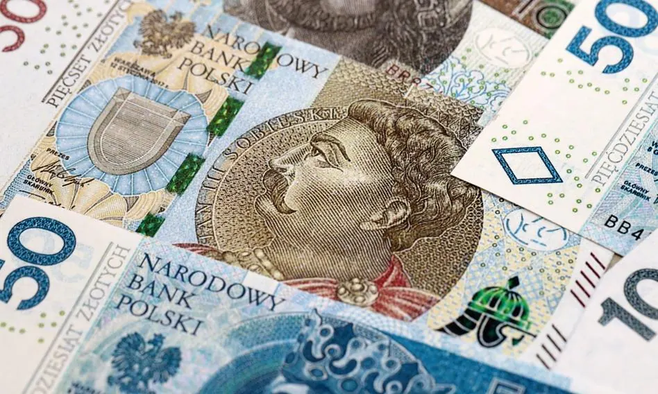 Małżeństwo analizujące oferty kredytów konsolidacyjnych przy stole.