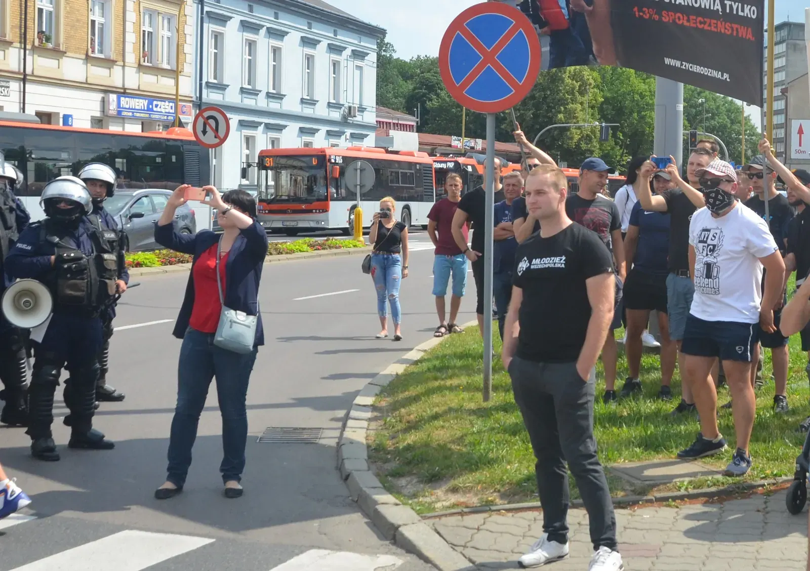 Ilustracja przedstawiająca szczęśliwą rodzinę z dziećmi, symbolizująca wsparcie rządowe.
