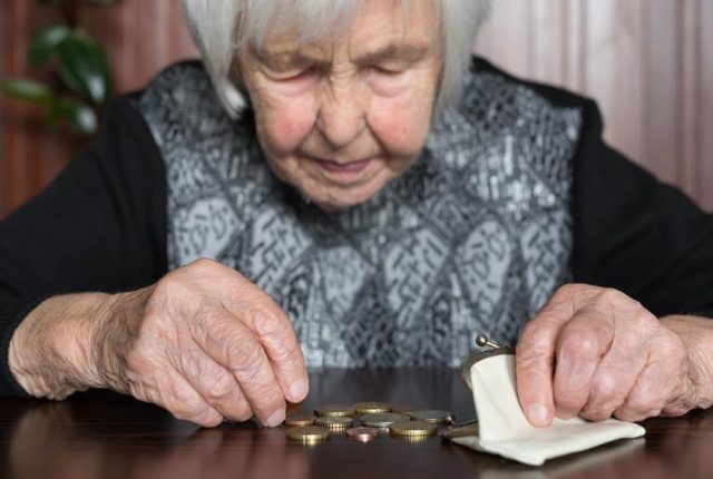 Polscy seniorzy. Długi na miliardy i rosnące zagrożenie oszustwami