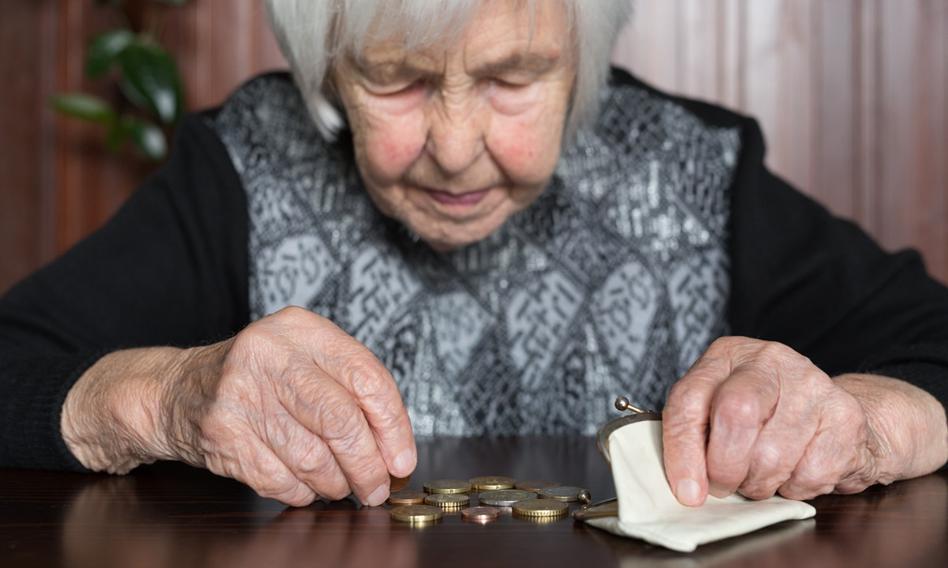 Polscy seniorzy. Długi na miliardy i rosnące zagrożenie oszustwami