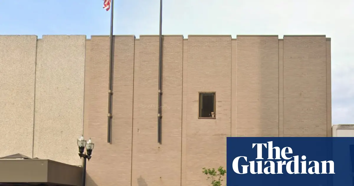 Zdjęcie przedstawiające budynek sądu rejonowego w Flint, Michigan.
