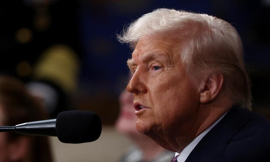 Donald Trump rozmawiający z Benjaminem Netanjahu, w tle flagi USA i Izraela