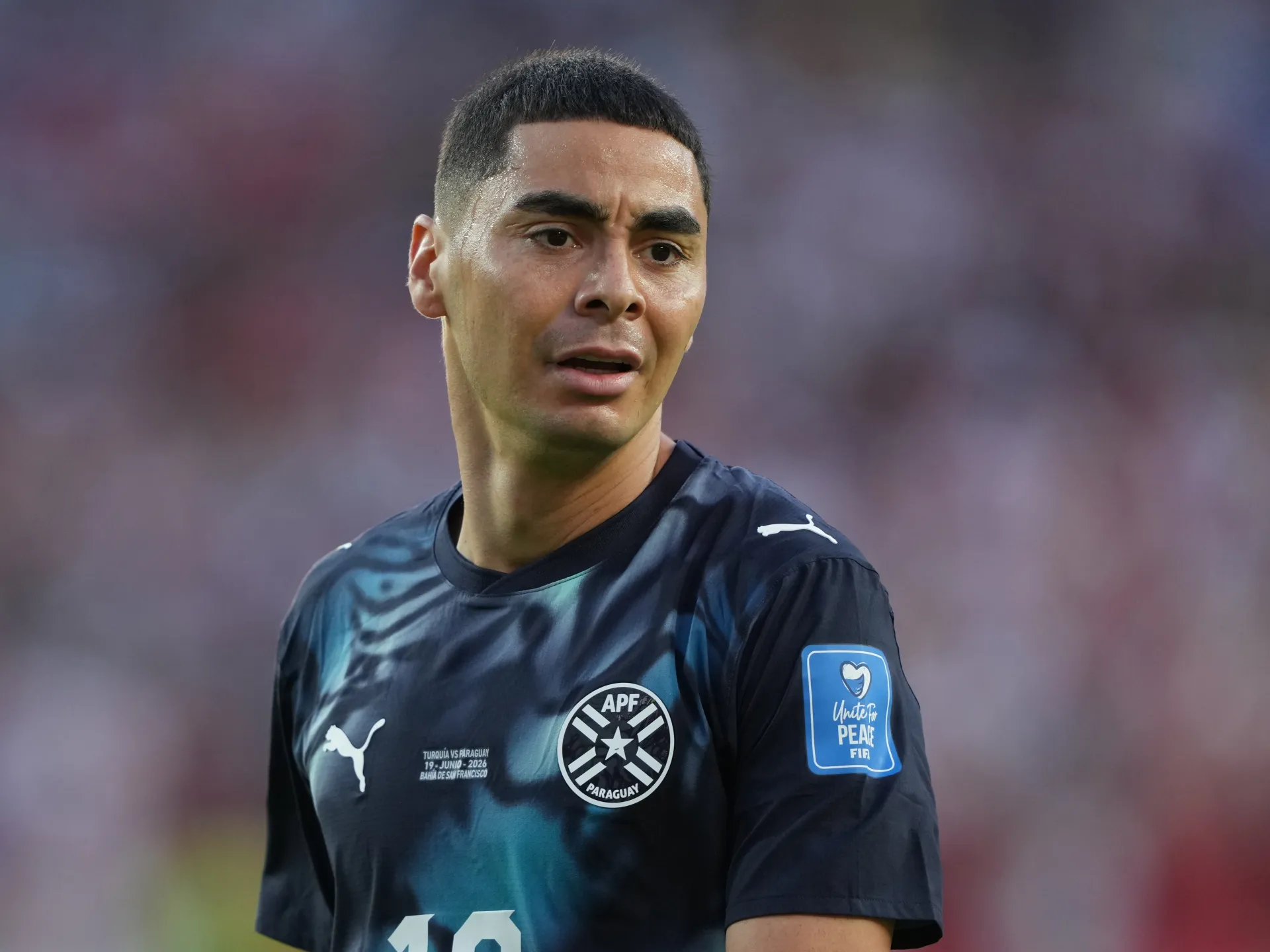Miguel Almiron z Paragwaju schodzi z boiska po otrzymaniu czerwonej kartki podczas meczu Mistrzostw Świata.