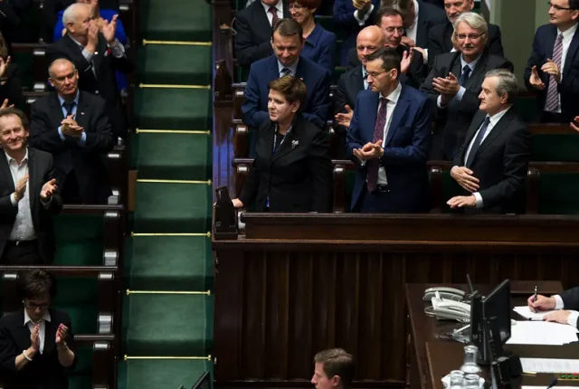 Zmiana Przewodniczącego KRRiT: Analiza Scenariuszy i Konsekwencji dla Rynku Mediów
