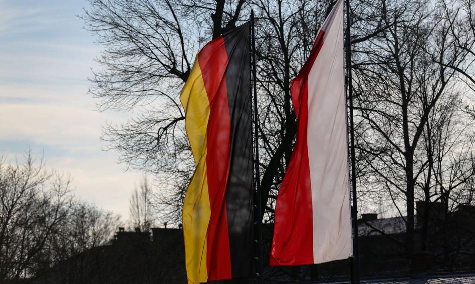 Ministrowie obrony Polski i Niemiec podczas podpisywania dokumentów o współpracy wojskowej