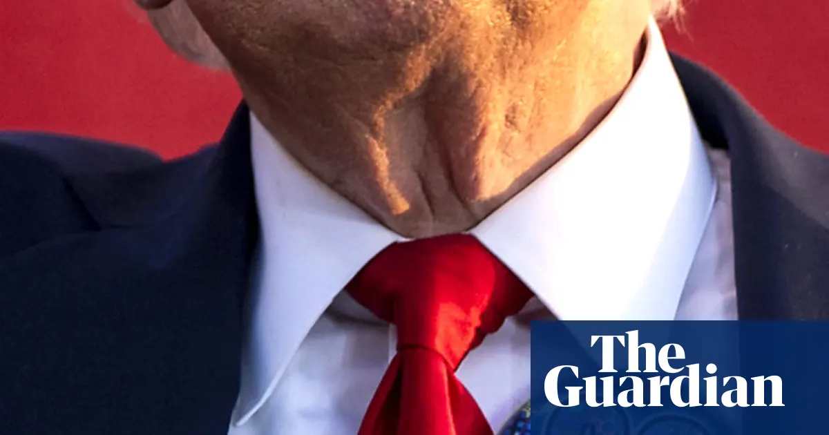 Donald Trump w trakcie publicznego wystąpienia, z widocznymi oznakami wieku, podczas obchodów 80. urodzin.