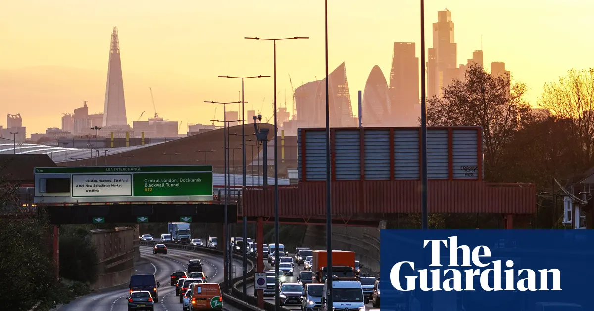 Samochody wjeżdżające do strefy Ultra-Low Emission Zone (ULEZ) w centrum Londynu, z widocznym znakiem informującym o strefie.
