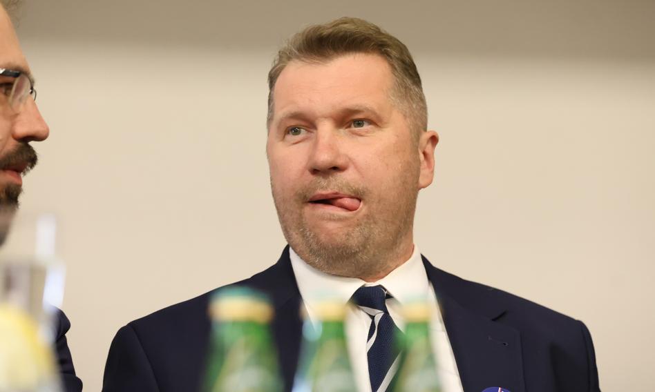 Minister finansów i gospodarki Andrzej Domański podczas konferencji prasowej.