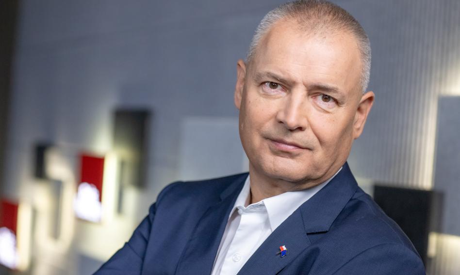 Zdjęcie Roberta Dowhana, posła Koalicji Obywatelskiej, na tle Sejmu.