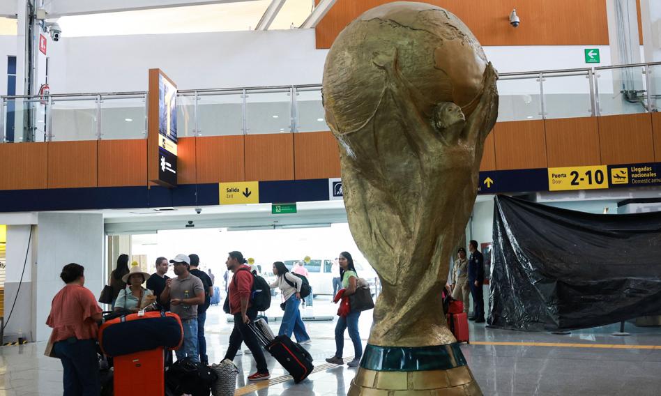 Donald Trump i Gianni Infantino, prezydent FIFA, uściskiem dłoni podczas spotkania, symbolizującym ich bliskie relacje.