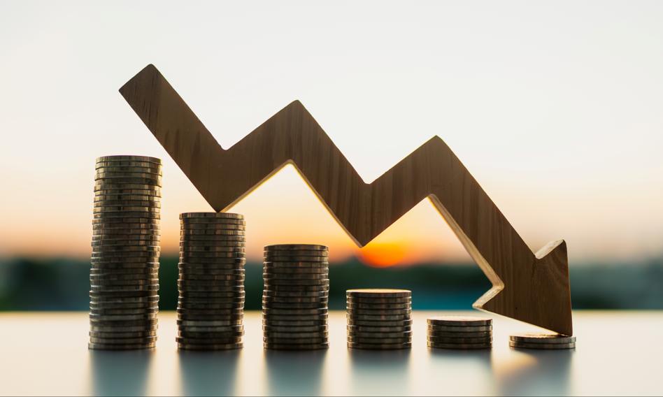Kobieta analizująca wykresy finansowe na tablecie, symbolizująca decyzje o oszczędzaniu.