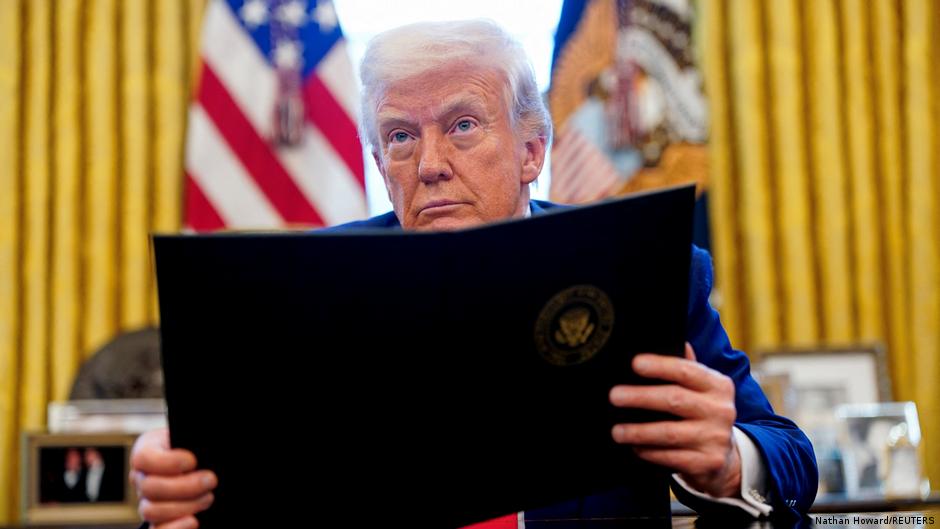 Prezydent Donald Trump podpisuje dokumenty w Gabinecie Owalnym, symbolizujące zaangażowanie USA w rozwój technologii kwantowych.