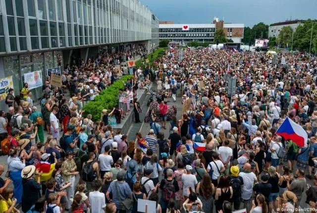 Tysiące Czechów protestuje w obronie mediów publicznych