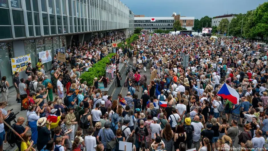 Tysiące Czechów protestuje w obronie mediów publicznych