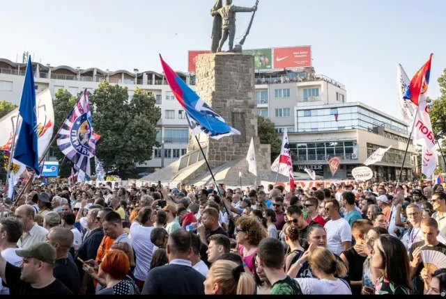 Serbia: Protestujący kontynuują demonstracje pomimo zapowiedzi rezygnacji Vucicia