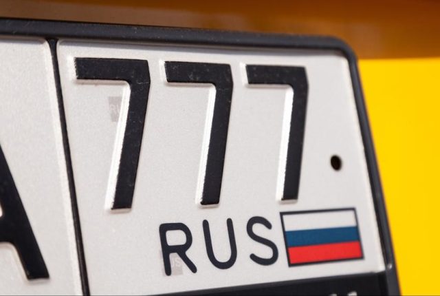 Rosyjski rynek samochodowy w kryzysie: średnia cena auta 3,5 mln rubli, dealerzy toną w niesprzedanych modelach
