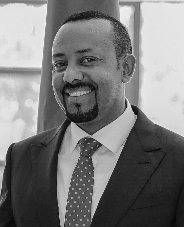 Premier Etiopii Abiy Ahmed przemawia na tle flagi Etiopii