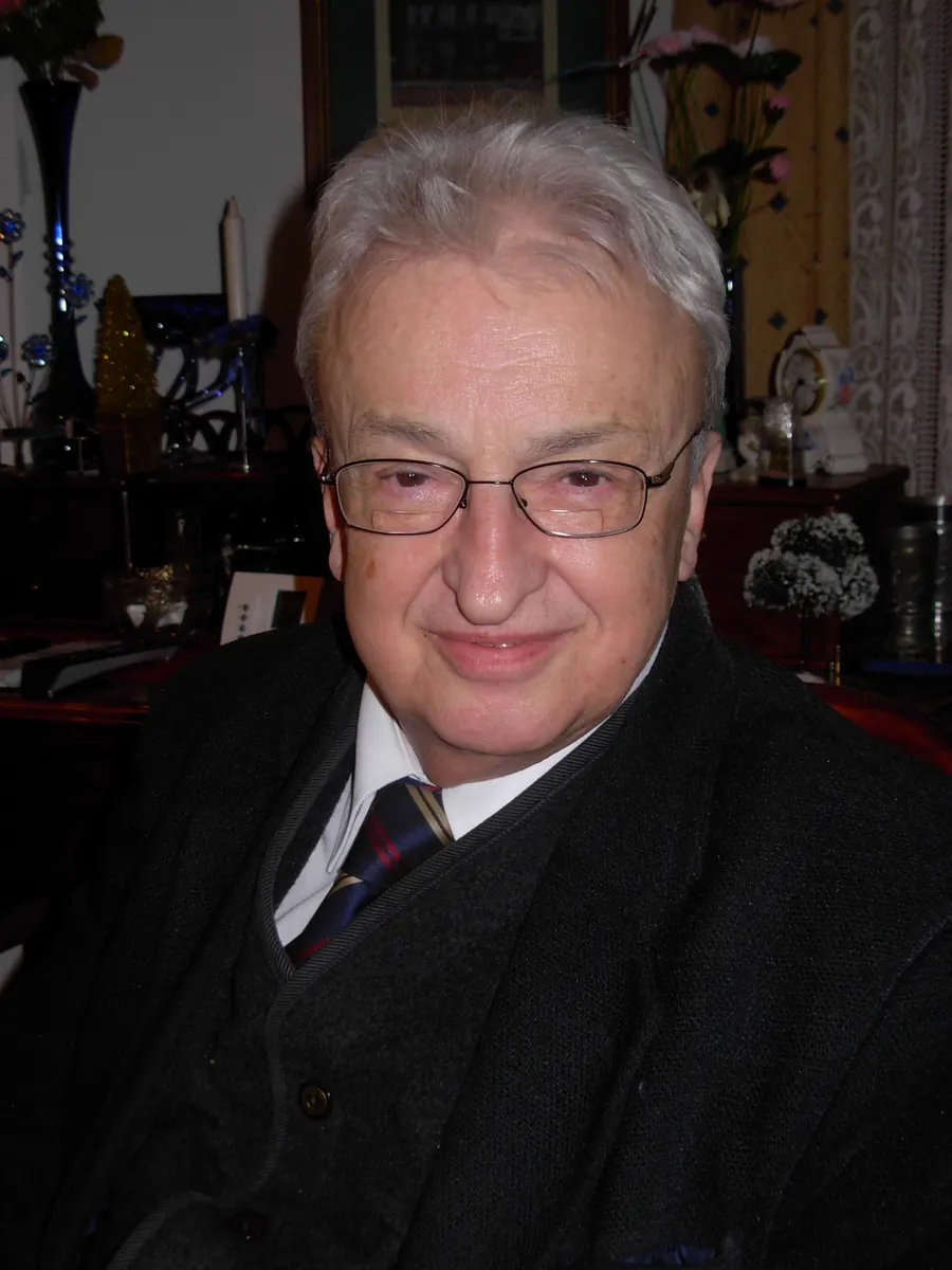 Stos dokumentów i pieczęć symbolizujące zmiany w prawie pracy