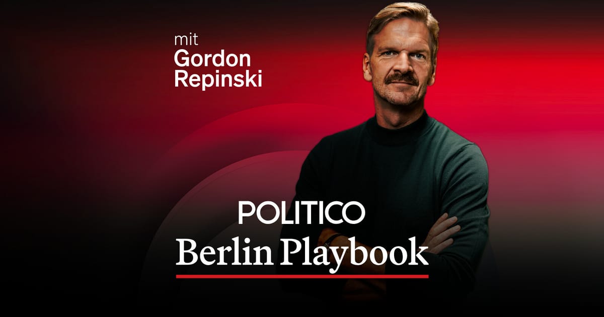 Prezydent Donald Trump podczas konferencji prasowej na szczycie G7, w tle widoczne flagi państw członkowskich.