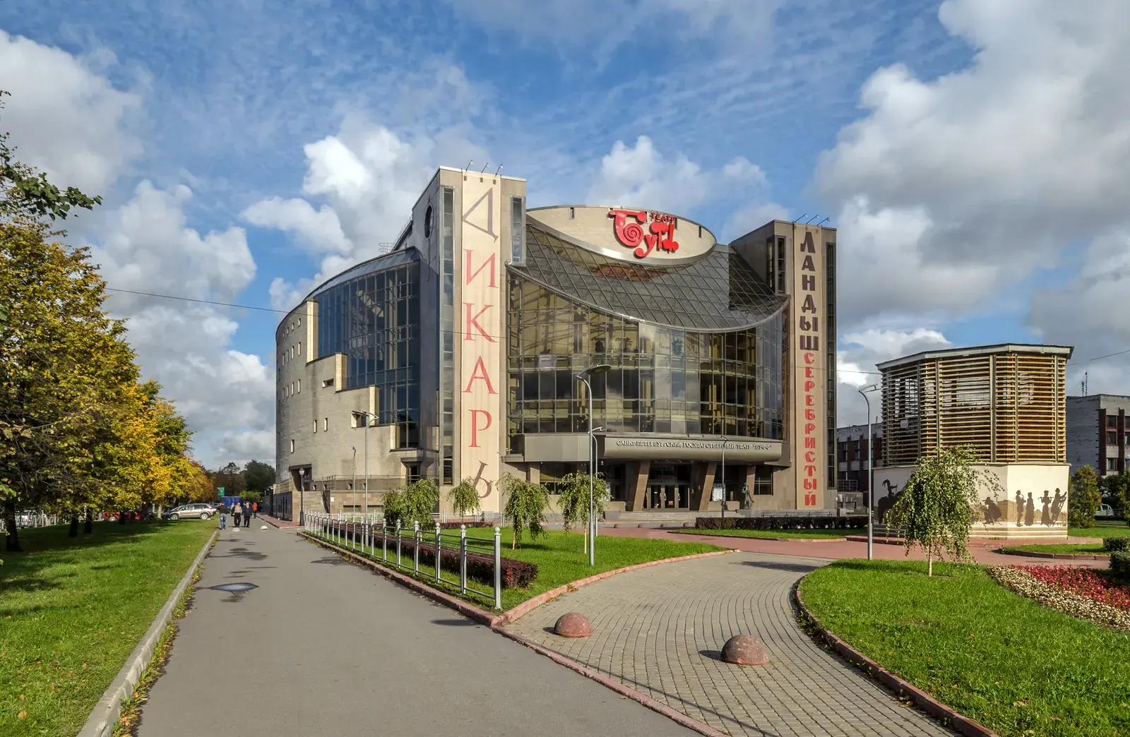 Ilustracja przedstawiająca szkic planu zagospodarowania przestrzennego z elementami architektonicznymi i symbolami prawnymi
