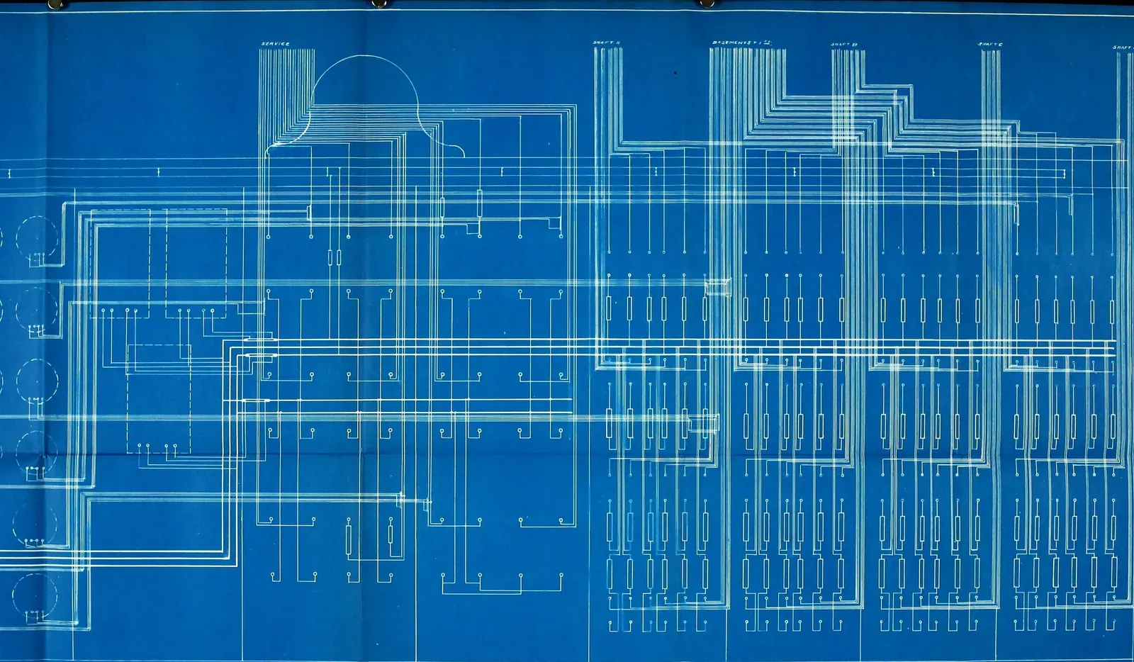 Ilustracja przedstawiająca gniazdko elektryczne i symbol waluty, symbolizująca oszczędności wynikające ze zmiany dostawcy prądu.