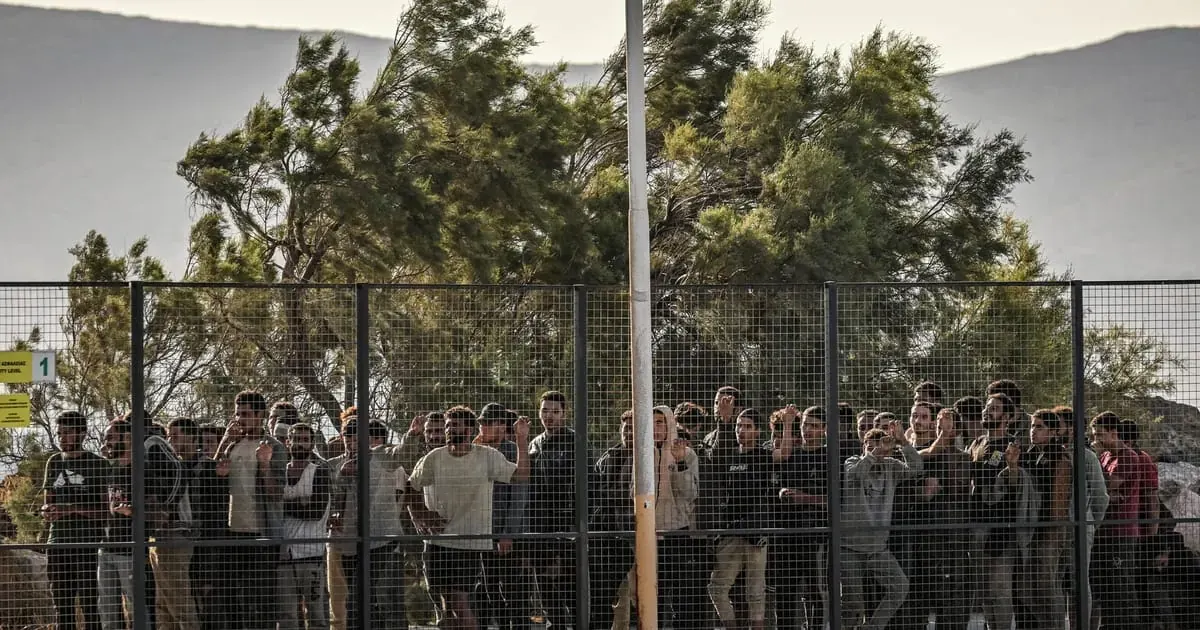 Mapa przedstawiająca Unię Europejską, Rwandę i Uzbekistan, symbolizująca plany utworzenia ośrodków powrotowych dla migrantów.