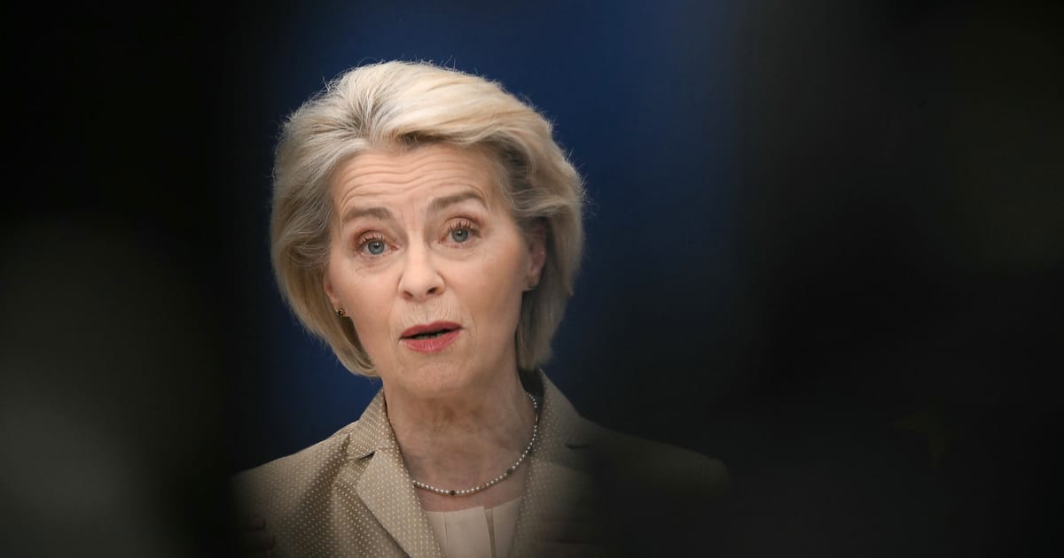 Ursula von der Leyen przemawiająca podczas szczytu Unii Europejskiej, z flagami UE w tle, symbolizująca debatę o polityce handlowej wobec Chin.