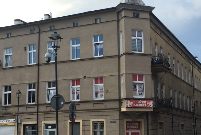 Duży pożar hali w Starogardzie Gdańskim: Mieszkańcy otrzymali alert RCB