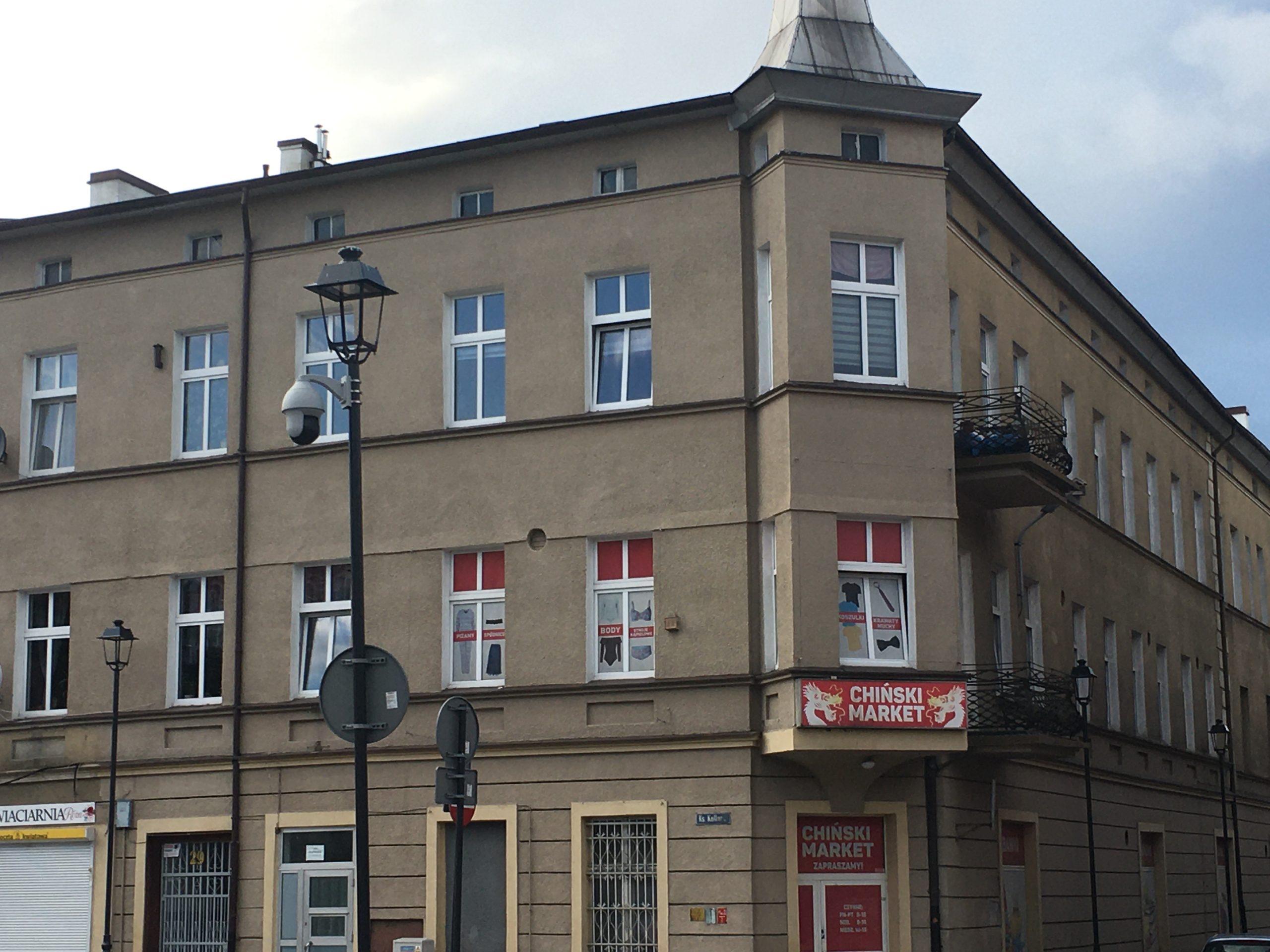 Strażacy gaszący duży pożar hali przemysłowej w Starogardzie Gdańskim nocą, widoczny dym i płomienie