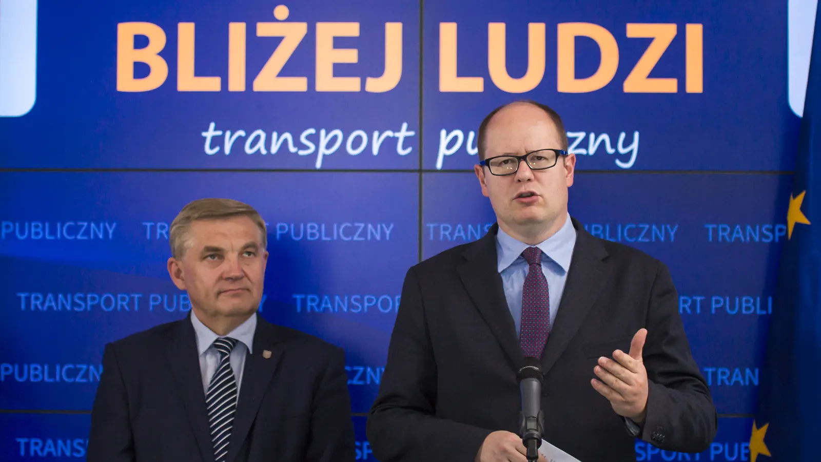 Ilustracja przedstawiająca pasażerów korzystających z różnych środków transportu publicznego w Polsce