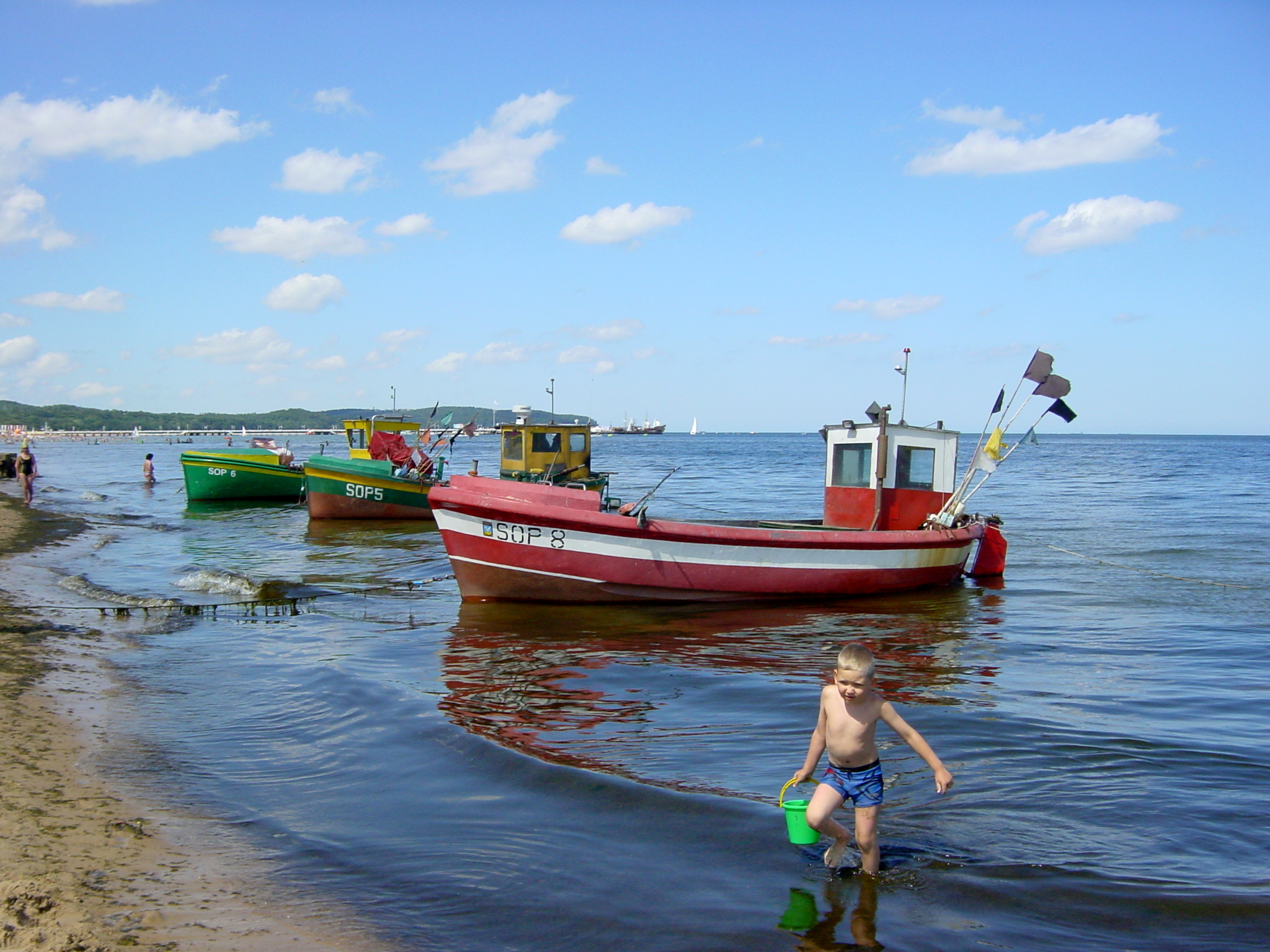 Ratownicy WOPR na plaży w Sopocie, przygotowujący się do sezonu kąpielowego.