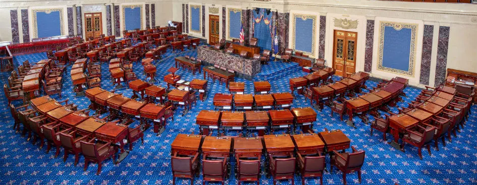 Zdjęcie senatorów USA dyskutujących w sali posiedzeń, symbolizujące debatę nad polityką zagraniczną wobec Iranu.