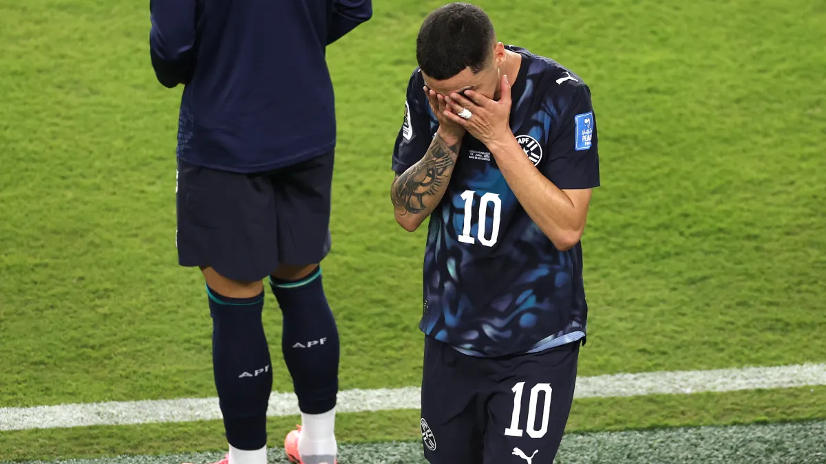 Miguel Almiron podczas meczu, zasłaniający usta dłonią