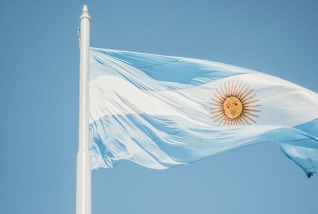 Afera w Argentynie: Szef gabinetu Mileia zataił ponad pół miliona dolarów