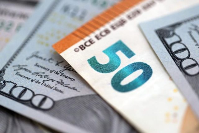 Złoty umacnia się w długi weekend; kurs euro wymazuje „zwyżkę Glapińskiego”