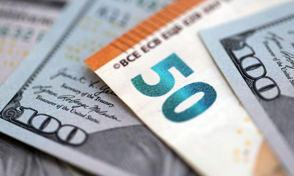Złoty umacnia się w długi weekend; kurs euro wymazuje „zwyżkę Glapińskiego”
