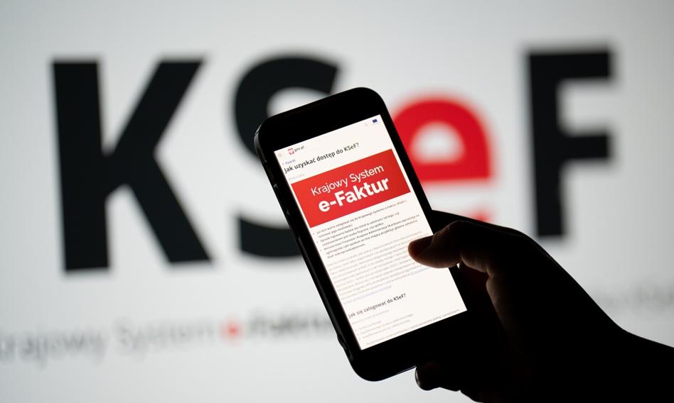 Przedsiębiorczyni korzystająca z Krajowego Systemu e-Faktur na laptopie, symbolizująca nadchodzące zmiany i usprawnienia w systemie.