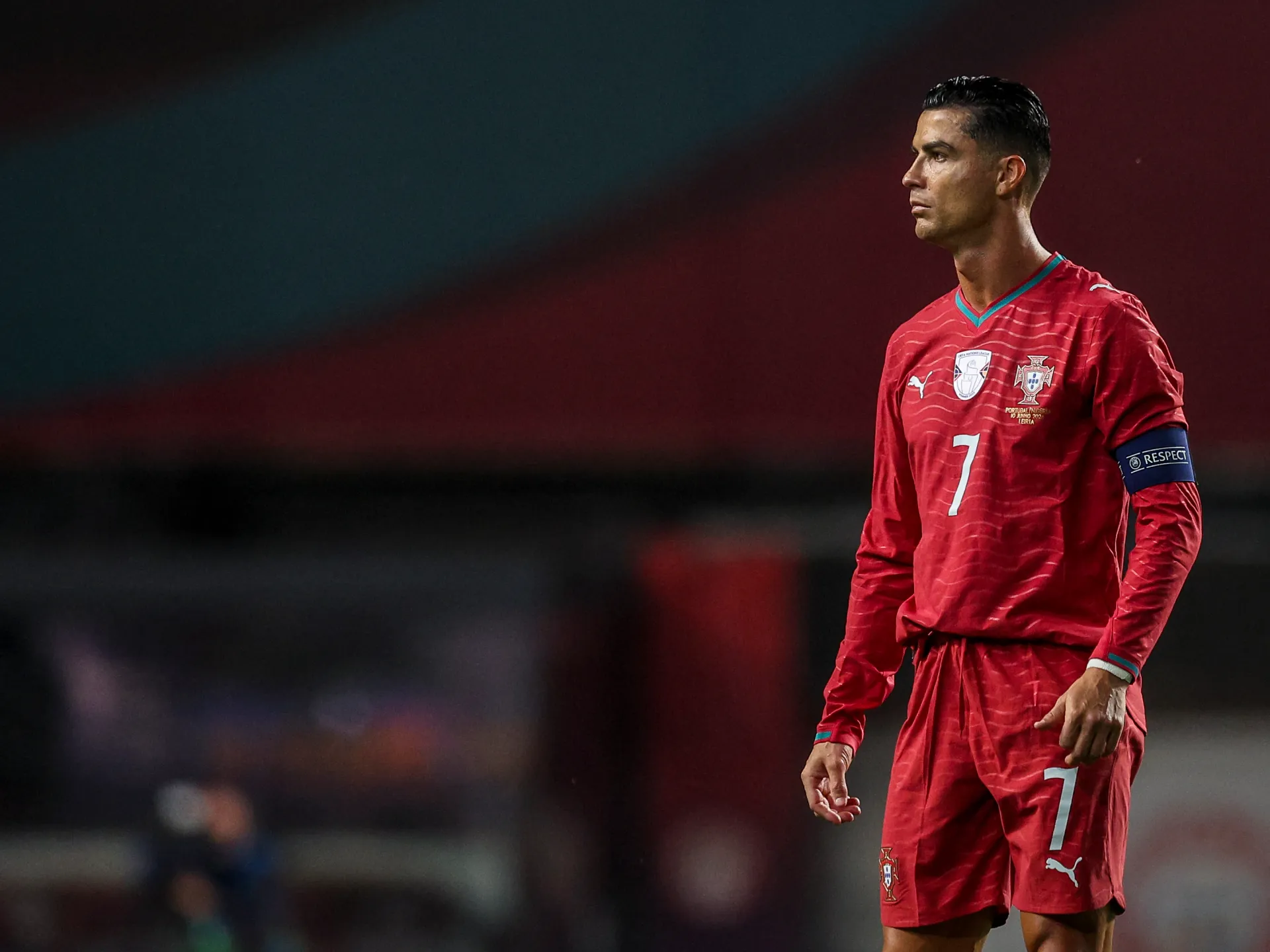 Cristiano Ronaldo w koszulce reprezentacji Portugalii podczas meczu Mistrzostw Świata, z piłką przy nodze, obserwuje akcję.