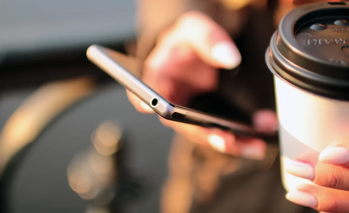 Fałszywe SMS-y od banków, kurierów i urzędów: jak rozpoznać próbę wyłudzenia danych