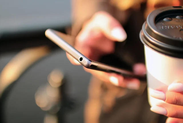 Fałszywe SMS-y od banków, kurierów i urzędów: jak rozpoznać próbę wyłudzenia danych